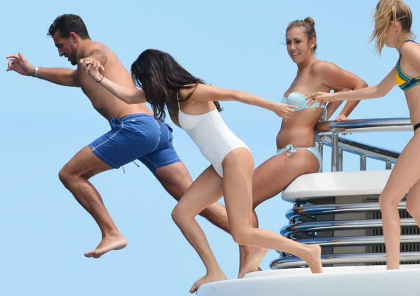 Un tuffo nel blu con l&#39;amica supermodella, Cara Delevingne, e l&#39;imprenditore italiano Tommy Chiabra, con cui Selena Gomez, secondo le cronache rosa, avrebbe un flirt. (foto Olycom)  